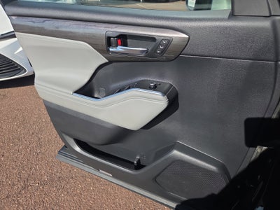 2023 Toyota Highlander Hybrid Platinum