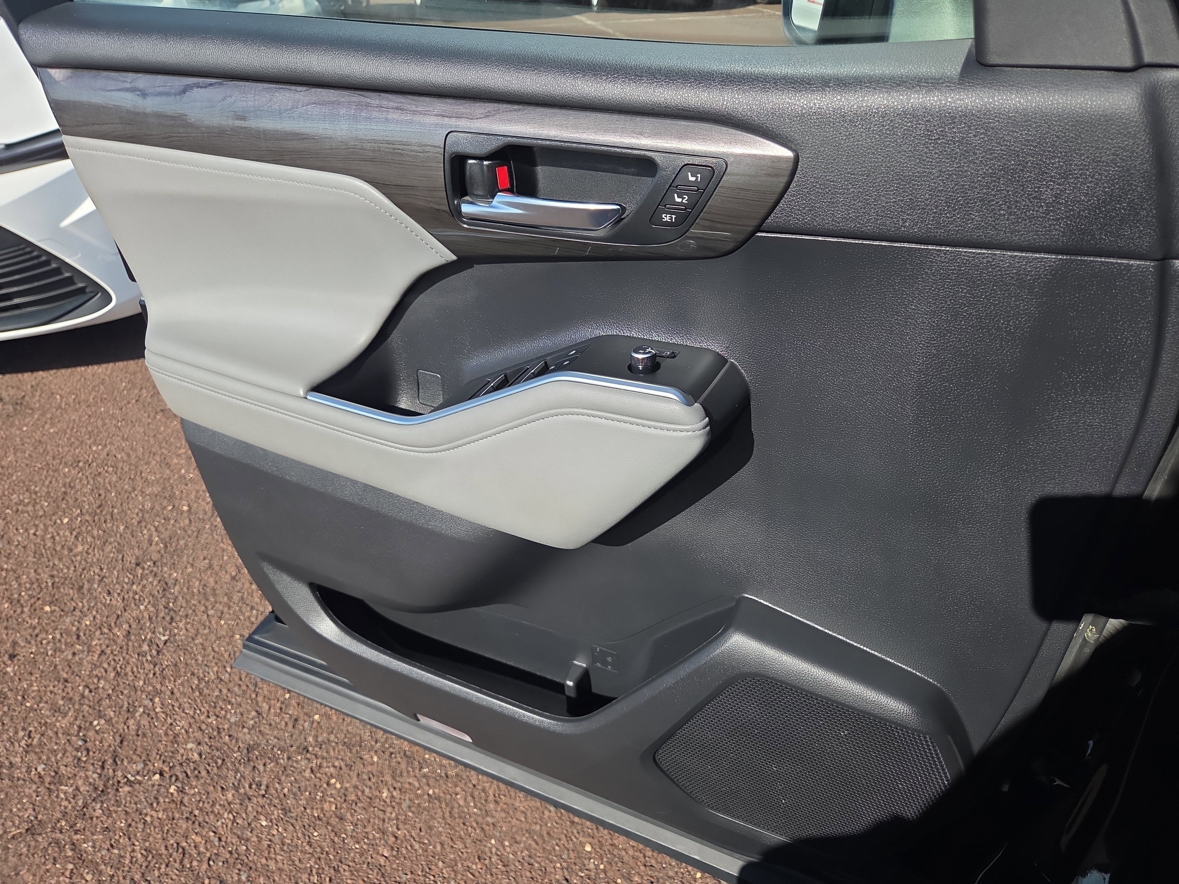 2023 Toyota Highlander Hybrid Platinum