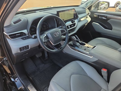 2023 Toyota Highlander Hybrid Platinum