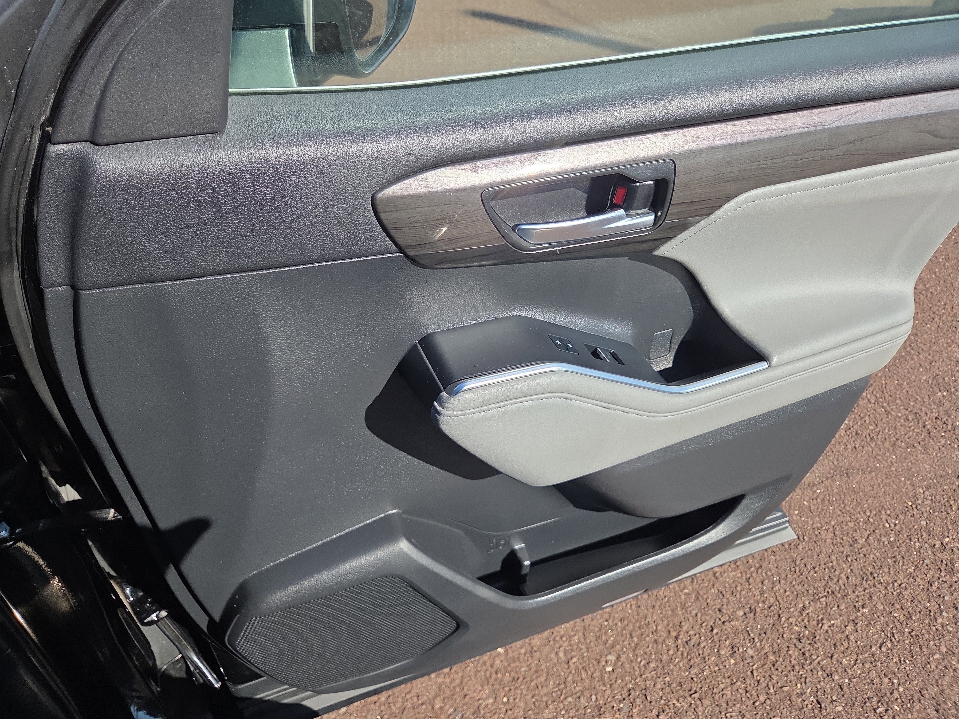 2023 Toyota Highlander Hybrid Platinum
