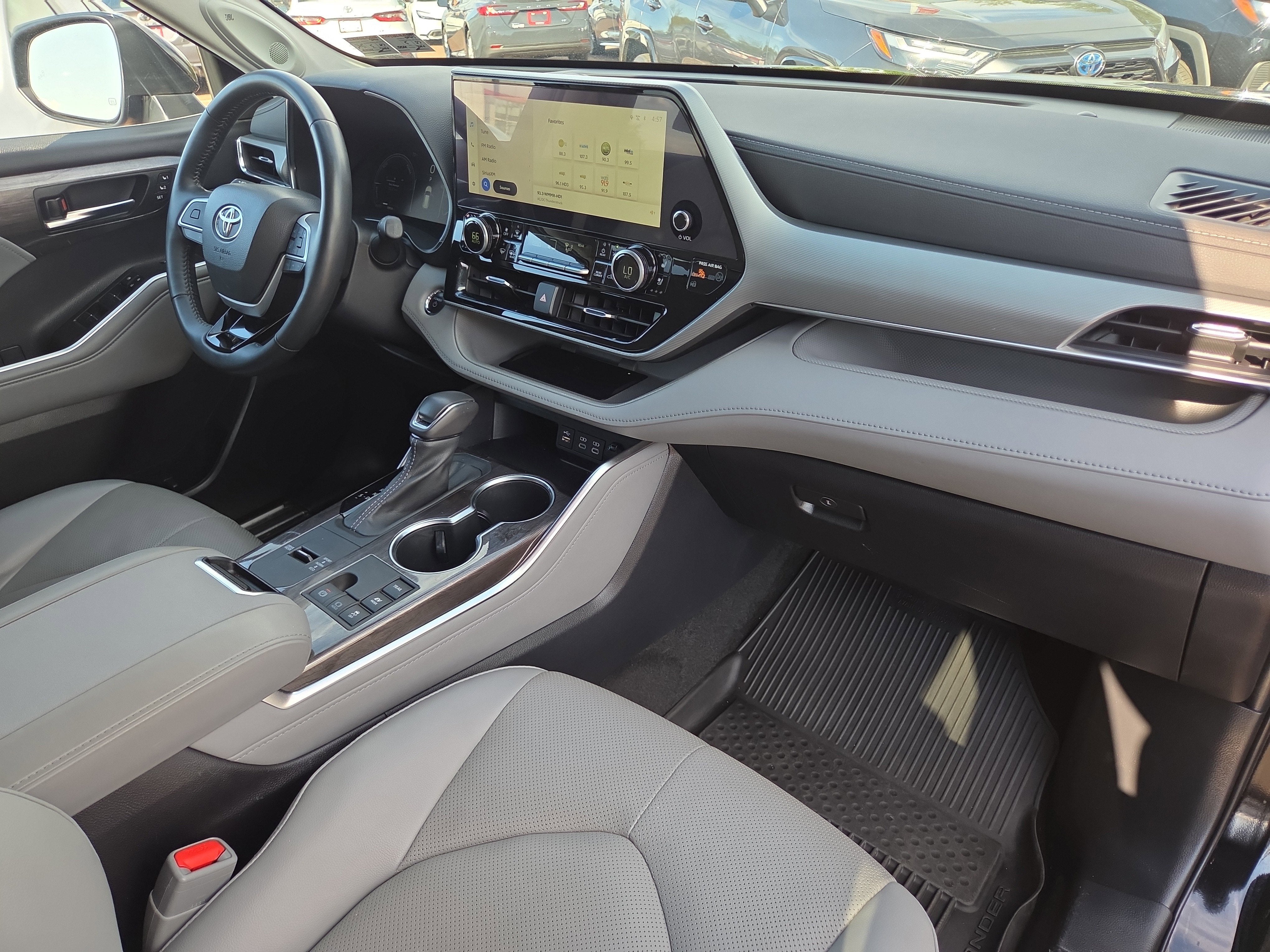 2023 Toyota Highlander Hybrid Platinum