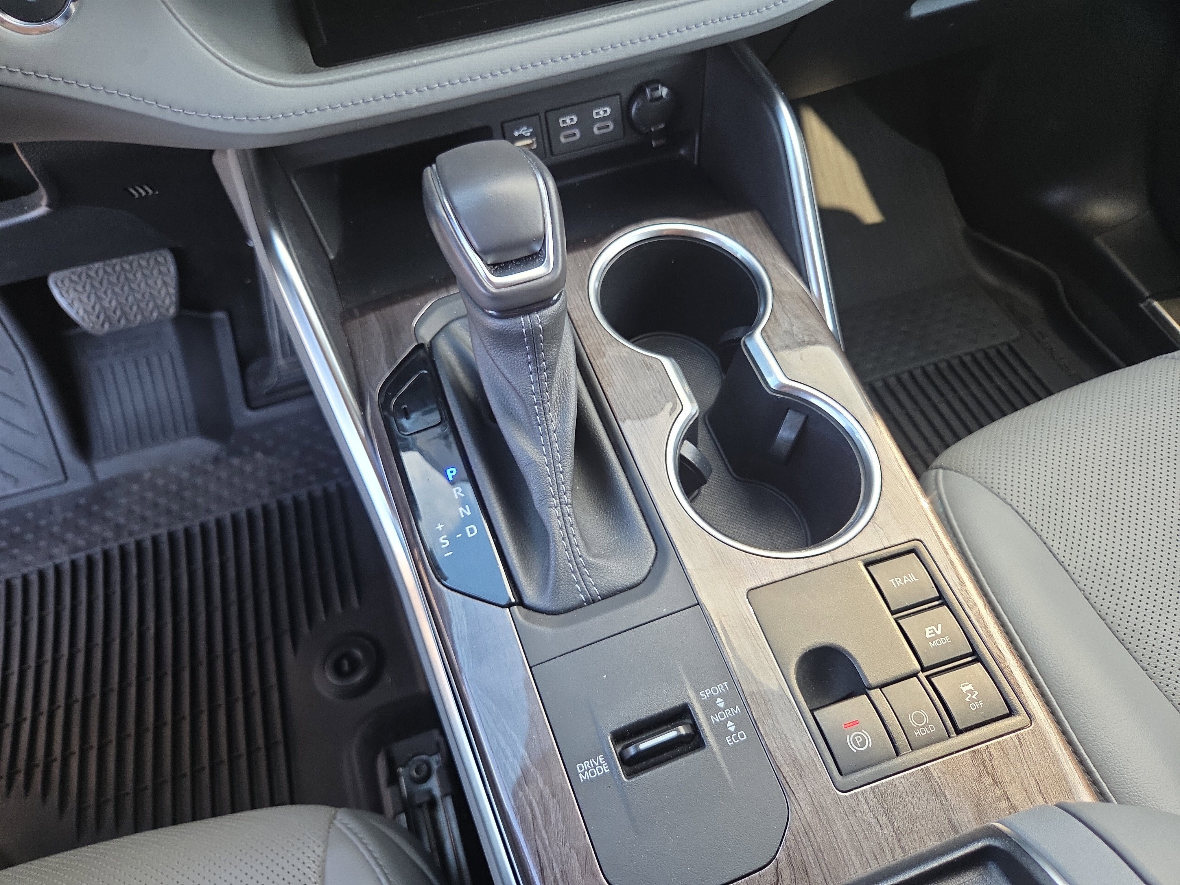 2023 Toyota Highlander Hybrid Platinum