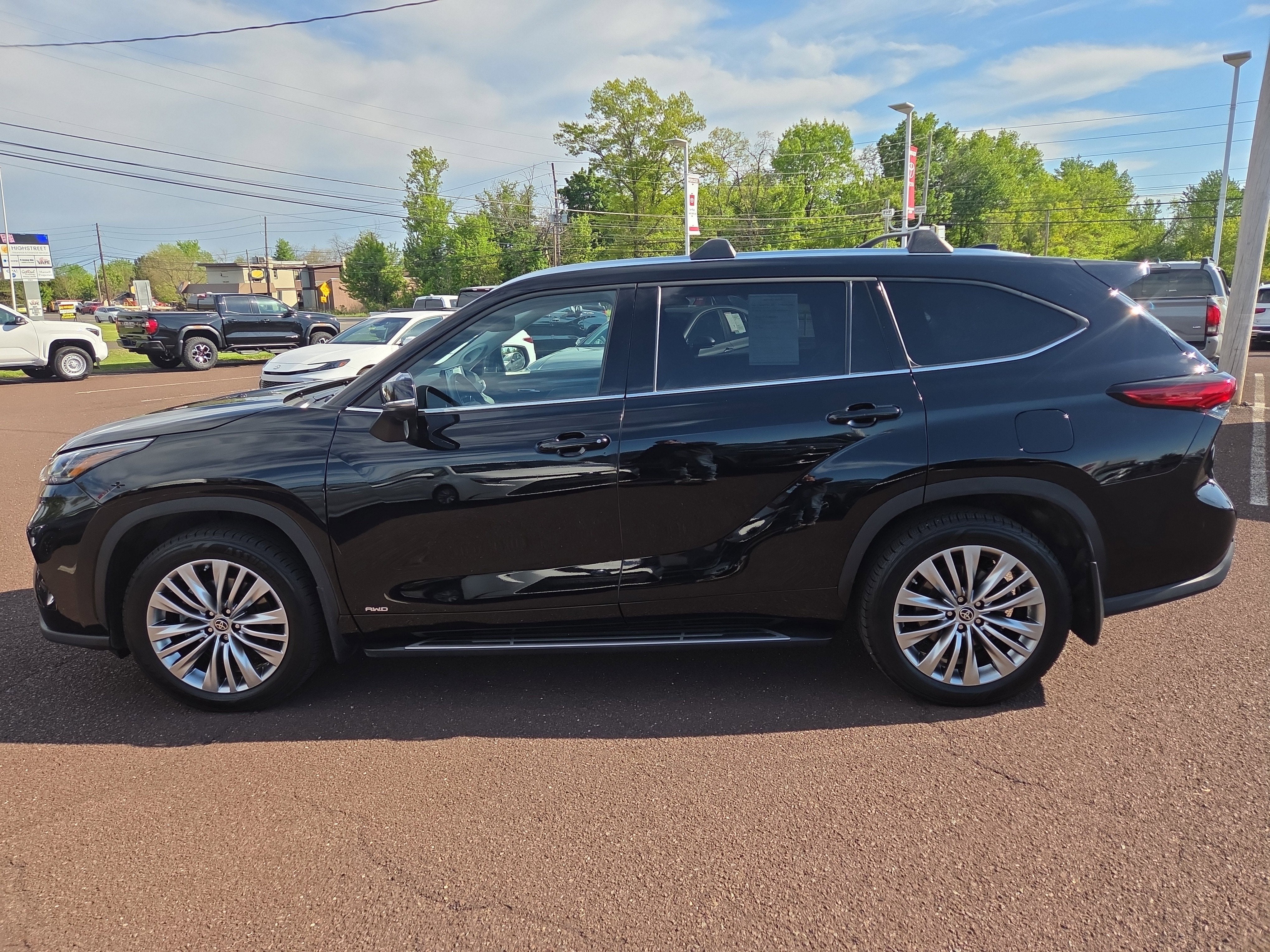 2023 Toyota Highlander Hybrid Platinum