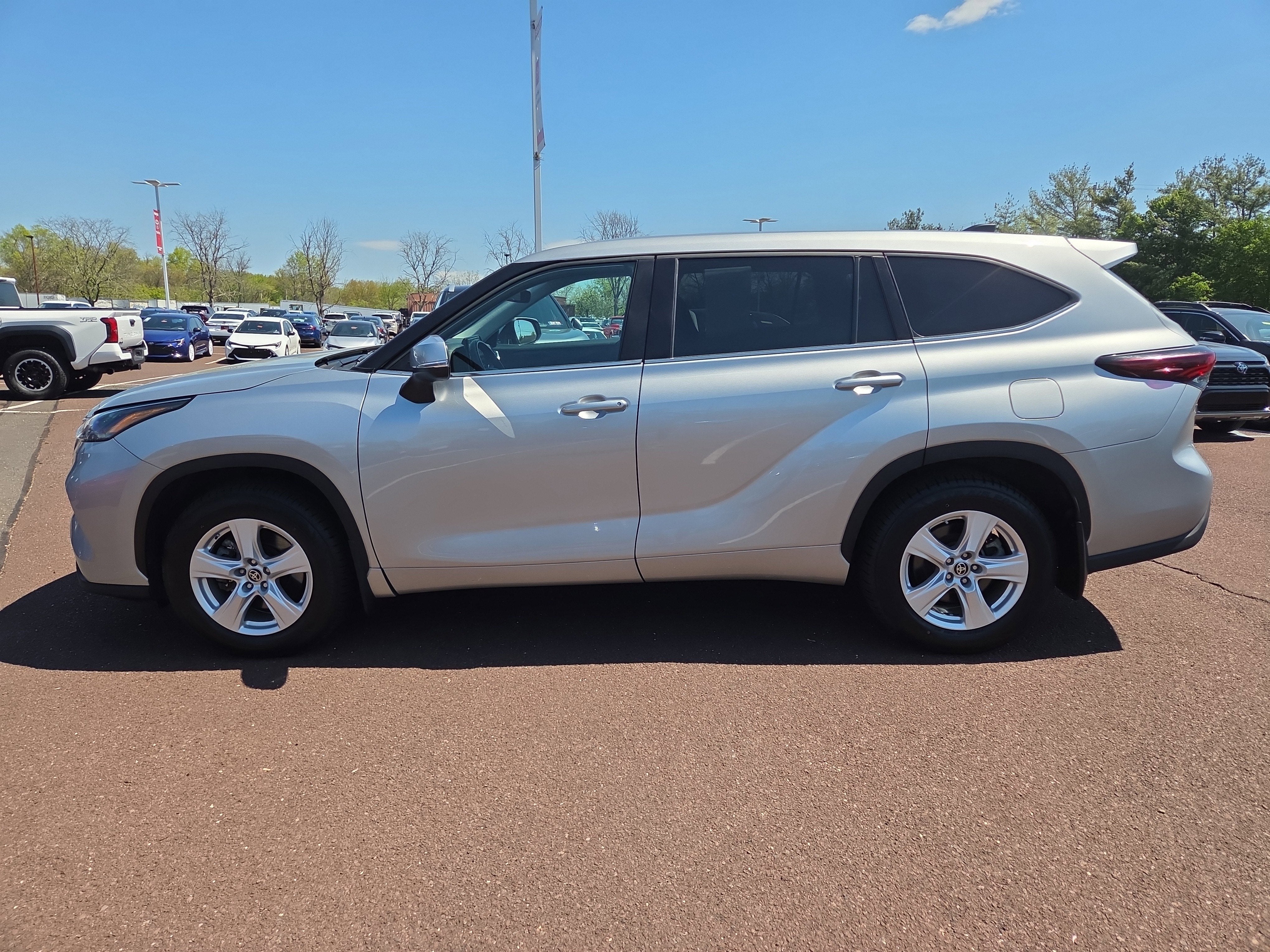 2024 Toyota Highlander LE