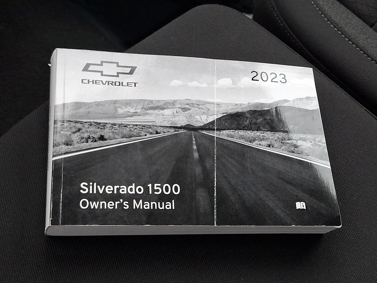 2023 Chevrolet Silverado 1500 4WD Crew Cab Short Bed Custom