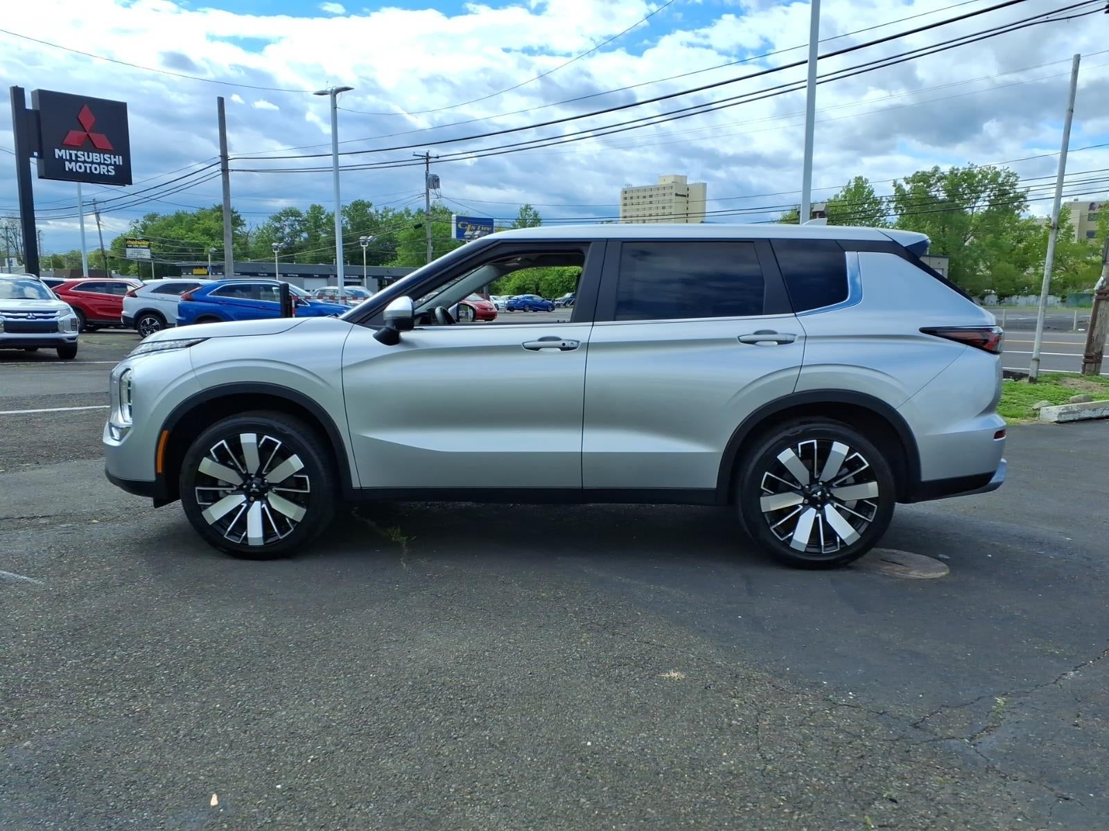 2025 Mitsubishi Outlander SE